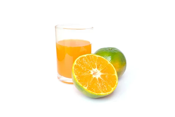 100% of fresh Orange juice in glass with Green oranges and slice — 스톡 사진