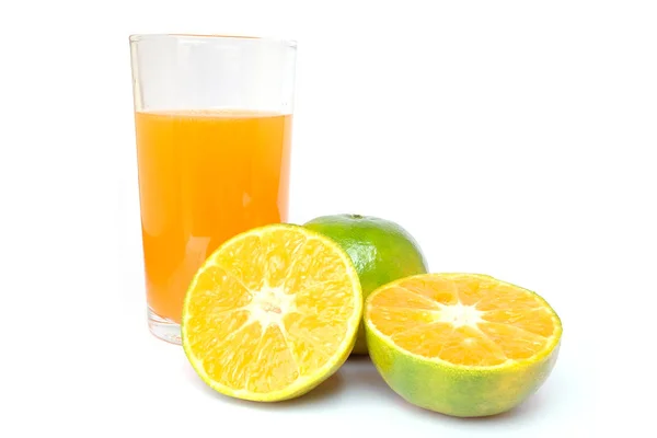 100% of fresh Orange juice in glass with Green oranges and slice — 스톡 사진