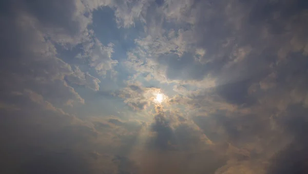 美丽的日落天空和乌云与戏剧性的光 暮色的天空背景 明亮的橙色天空和阳光的中心形象 — 图库照片