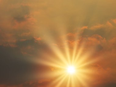 Güzel gün batımı gökyüzü ve dramatik ışık ile bulutlar, Alacakaranlık gökyüzü ve güneş ışınları, turuncu ve kırmızı arka plan ve güneş ışığı