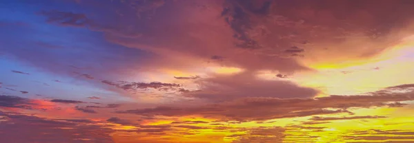劇的な光 黄昏の空の背景 オレンジと赤の空と太陽の光を持つ美しい夕日の空と雲画像 — ストック写真