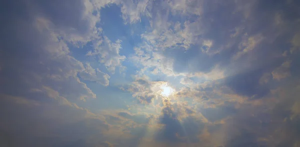 Hermoso Cielo Atardecer Nubes Oscuras Con Luz Dramática Fondo Del — Foto de Stock