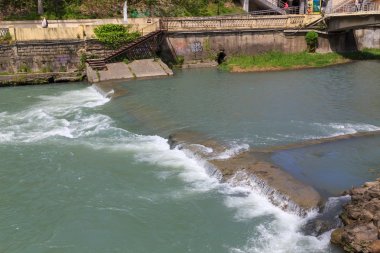 Sochi, Rusya Federasyonu - 2015 olabilir. Sochi nehir, altyapı ve kentin doğası