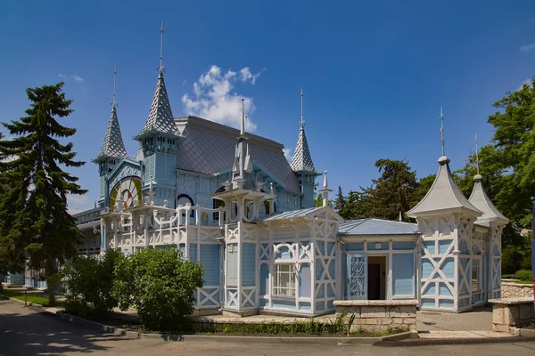 Пятигорск. Парк отдыха "Цветник". Музей "Лермонтовская галерея " — стоковое фото