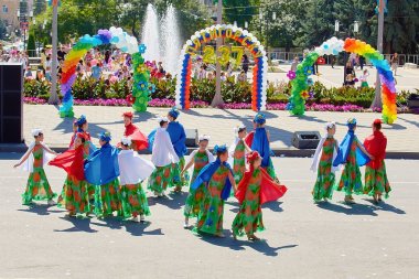 Gala gençlik dans. Karnaval çiçek. Tatil Pyatigorsk şehir.