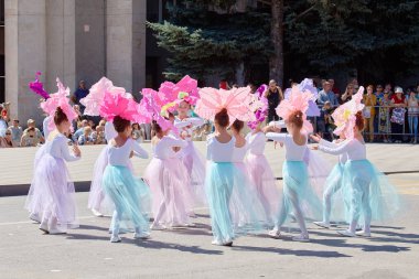 Gala gençlik dans. Karnaval çiçek. Tatil Pyatigorsk şehir.