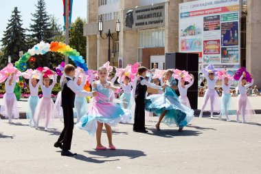 Gala gençlik dans. Karnaval çiçek. Tatil Pyatigorsk şehir.