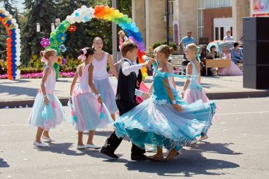 Gala gençlik dans. Karnaval çiçek. Tatil Pyatigorsk şehir.