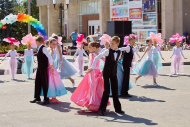 Gala gençlik dans. Karnaval çiçek. Tatil Pyatigorsk şehir.