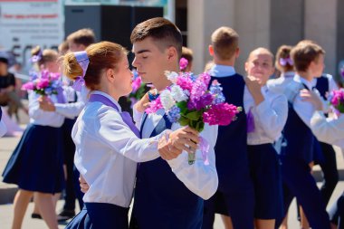 Gala gençlik dans. Karnaval çiçek. Tatil Pyatigorsk şehir.