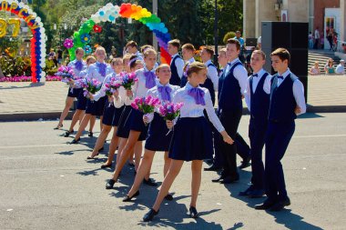 Gala gençlik dans. Karnaval çiçek. Tatil Pyatigorsk şehir.