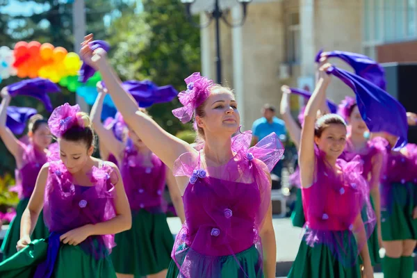 ガラの若者の踊り。花のカーニバル。休日ピャチゴルスク町. — ストック写真