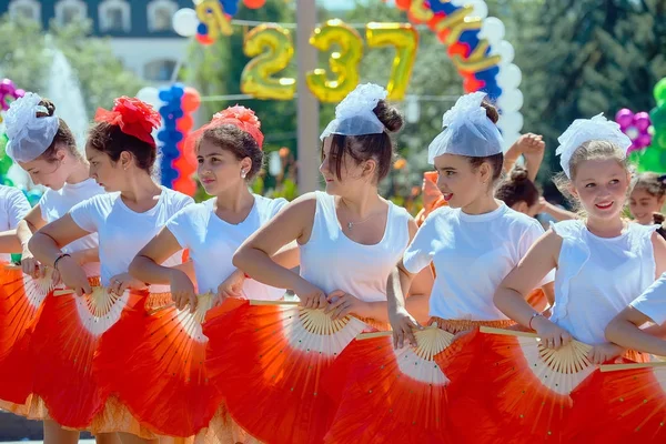 ガラの若者の踊り。花のカーニバル。休日ピャチゴルスク町. — ストック写真