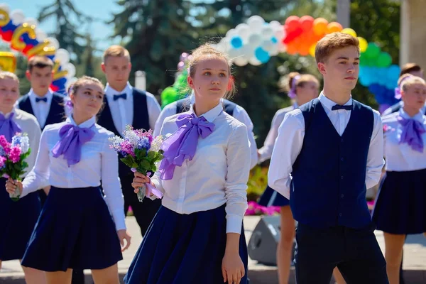 Gala gençlik dans. Karnaval çiçek. Tatil Pyatigorsk şehir.