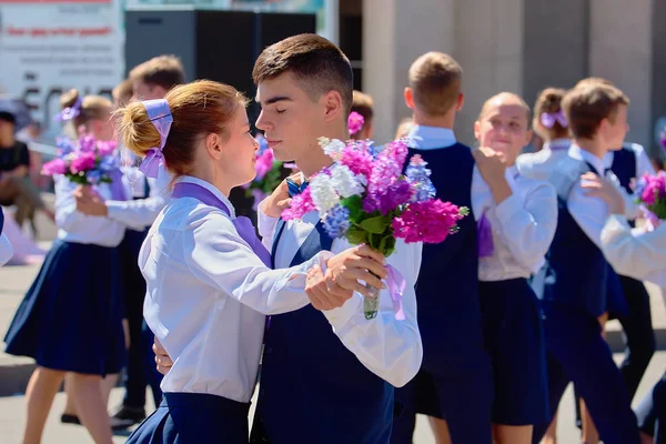 Gala gençlik dans. Karnaval çiçek. Tatil Pyatigorsk şehir.