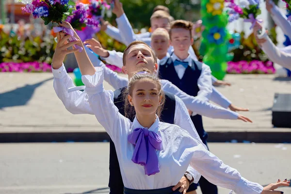 Gala gençlik dans. Karnaval çiçek. Tatil Pyatigorsk şehir.