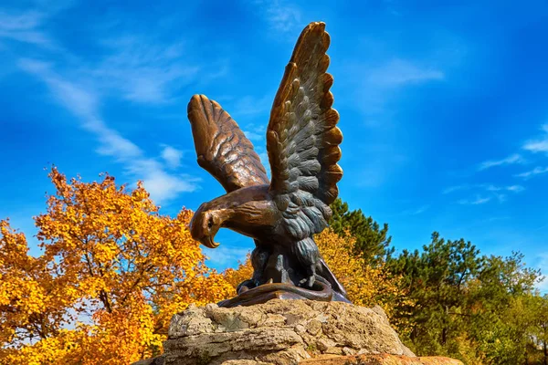 Norte do Cáucaso. Uma escultura de bronze de uma águia — Fotografia de Stock