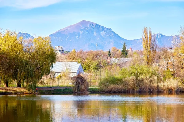 Cáucaso Norte. Pyatigorsk. City Park. Parque lago — Foto de Stock