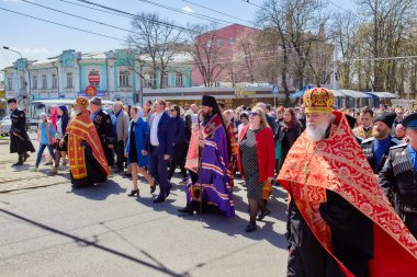 Rusya, Pyatigorsk - 15 Nisan 2018: Ortodoks dini alayı kırmızı tepe üzerinde