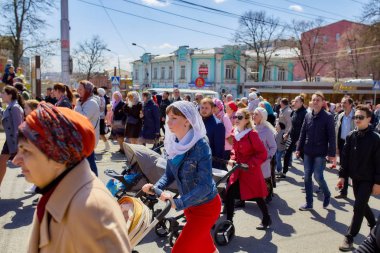 Rusya, Pyatigorsk - 15 Nisan 2018: Ortodoks dini alayı kırmızı tepe üzerinde