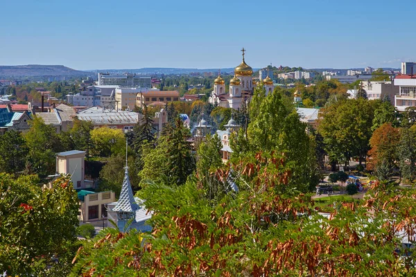 Pyatigorsk 'ta. Şehir manzarası. Tatil köyünde sonbahar