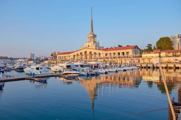 Soçi. Liman. Deniz istasyonu. Spa mı? Sonbahar