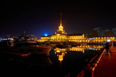 Soçi. Liman. Liman. Sonbahar. Gece.