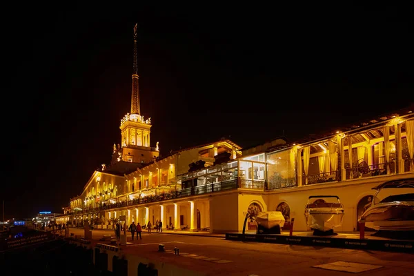 Soçi. Liman. Liman. Sonbahar. Gece.