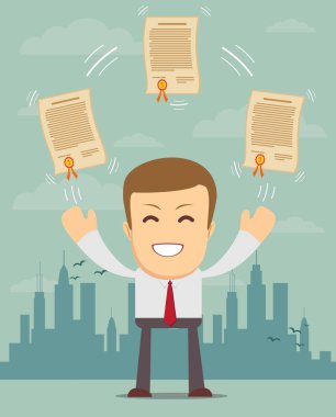 Gururla ayakta ve diploma gösterilen bir adam.