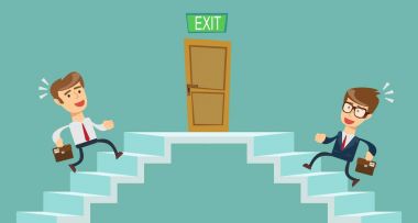 Genç insanlar merdivenlerden tırmanıyor.