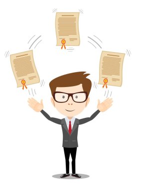 Gururla ayakta ve diploma gösterilen bir adam.