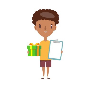 Zamanında teslimat servisi. Şortlu ve tişörtlü genç lojistik adam ayakta, elinde kutu ve beyaz arka planda boş bir sayfa tutuyor..