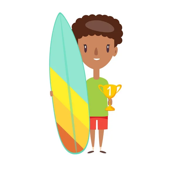 Joven en pantalones cortos y camiseta de pie, sosteniendo tabla de surf y trofeo sobre fondo blanco . — Vector de stock