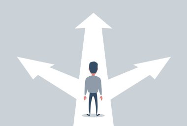 Bir yol ayrımında duran kafası karışmış işadamı, seçimin sembolü olarak okların önünde duran işadamı, kariyer yolu veya fırsatlar, iş konsepti kararı