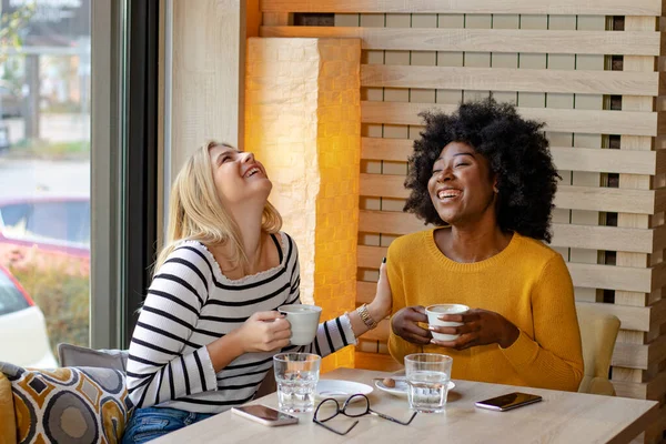 Mujer Negra Africana Hermosa Sentada Cafetería Escuchando Música Hablando Por — Foto de Stock