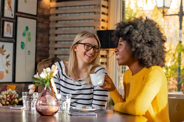 Dos Amigas Multiétnicas Disfrutando Del Café Juntas Café Sentadas Una — Foto de Stock