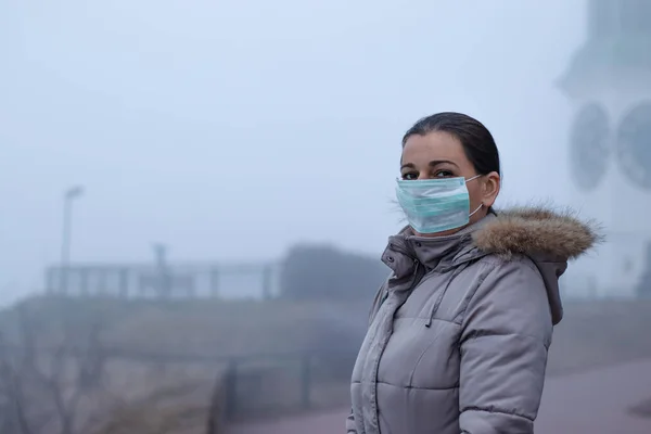 Молодая Женщина Носит Маску Защитить Смога Ядовитых Дымов Других Атмосферных — стоковое фото