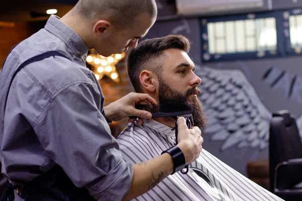 Duas Amigas Sob Um Secador De Cabelo Vintage Na Cabeleireira