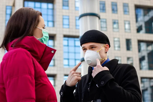 Молодая Пара Носит Маски Защитить Вирусов Смога Других Атмосферных Загрязнителей — стоковое фото