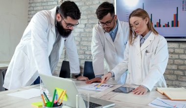 Doktorlar ve tıp araştırmacıları konferans toplantısında, bir dünya sağlık krizini çözmek için olası çözümleri tartışıyorlar. Sağlık ve tıbbi konsept. Seçici odak.