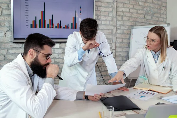 Médicos Pesquisadores Médicos Reunião Conferência Discutindo Possíveis Soluções Para Resolver — Fotografia de Stock