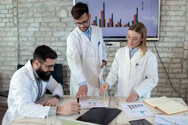 Médicos Pesquisadores Médicos Reunião Conferência Discutindo Possíveis Soluções Para Resolver — Fotografia de Stock