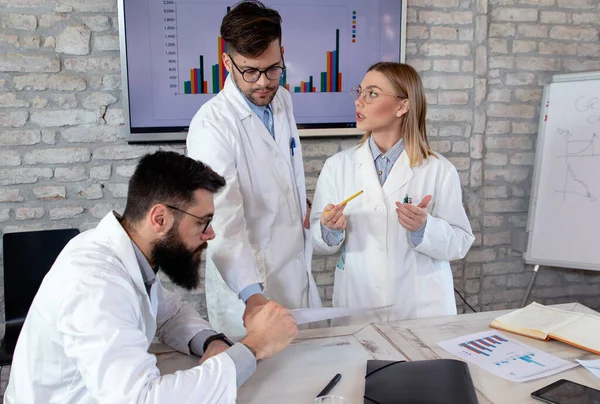 Doktorlar ve tıp araştırmacıları konferans toplantısında, bir dünya sağlık krizini çözmek için olası çözümleri tartışıyorlar. Sağlık ve tıbbi bakım konsepti. Seçici odak.