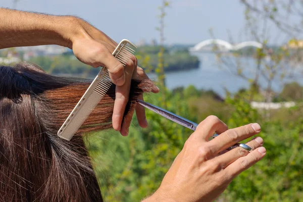 Peluquería Profesional Corte Pelo Hacer Peinado Joven Morena Naturaleza Aire — Foto de Stock