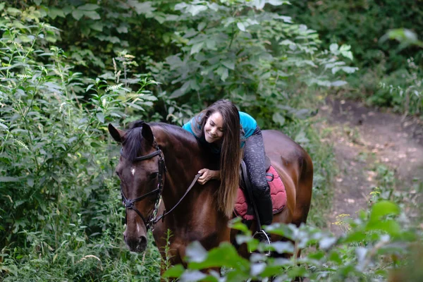 Молодая Красивая Брюнетка Обнимается Лошади Лесу — стоковое фото