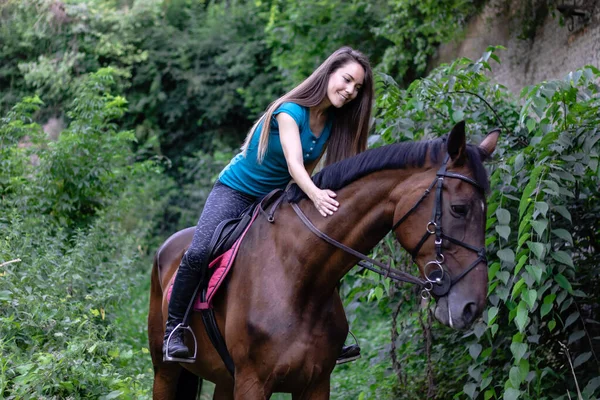 Jovem Linda Morena Menina Abraça Cavalo Floresta — Fotografia de Stock