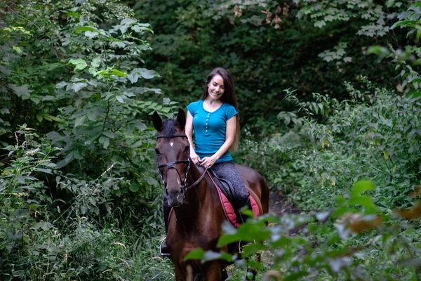 Молодая Красивая Брюнетка Ездит Верхом Лошади Лесу — стоковое фото