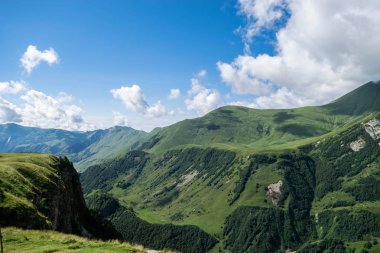 Gürcistan dağlarının panoramik manzarası
