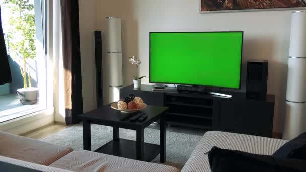 Una TV con pantalla verde en una acogedora sala de estar — Vídeo de stock