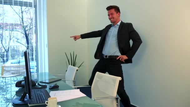 Mladý, pohledný muž tance v kanceláři — Stock video
